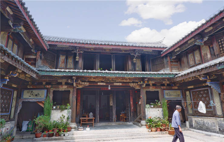 云南旅游被忽略的最美小縣城，千年古城不收門(mén)票，住宿餐飲很便宜