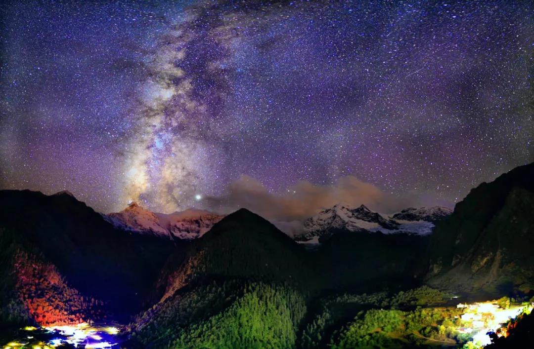 徒步,也是畢業(yè)旅行的一種打開方式,在梅里日照金山絕美景象中見證友誼,感受最原生態(tài)的美。