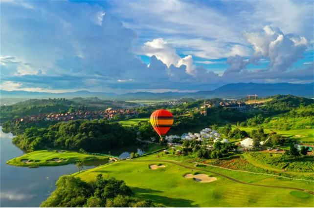 西雙版納州文化和旅游局就《西雙版納熱線》 旅游產(chǎn)業(yè)發(fā)展問題與聽眾交流，切入到實(shí)際中去。